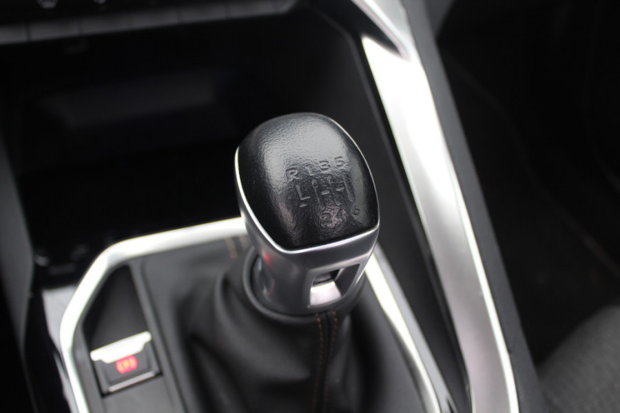 Peugeot 3008 1.2 PureTech Allure / Nieuwe distr.riem! / Trekhaak / Camera / Navigatie / 19'' / Keyless / Half leder / Dodehoek / DAB / Cruise Control