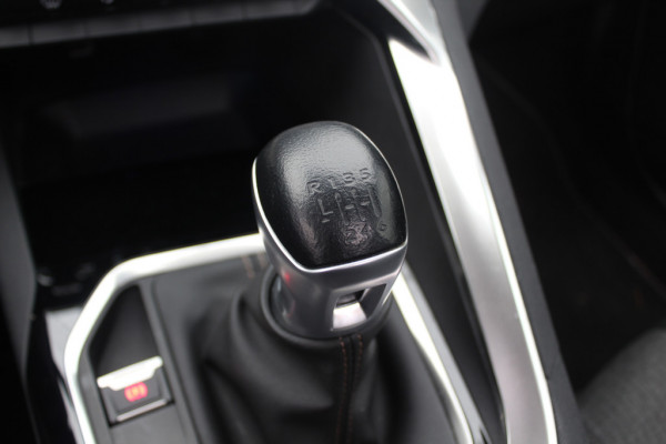 Peugeot 3008 1.2 PureTech Allure / Nieuwe distr.riem! / Trekhaak / Camera / Navigatie / 19'' / Keyless / Half leder / Dodehoek / DAB / Cruise Control