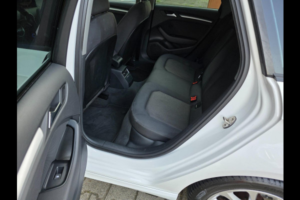Audi A3 Sportback 1.4 e-tron Pro Line plus / PANO / DEALER OH / NWE BEURT / AFN TREKH. / P.SENSOR V+A / STOELVERW. / LANE-ASSIST !
