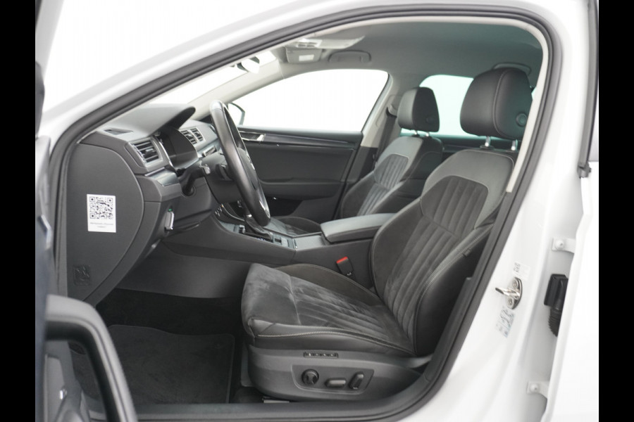 Škoda Superb Combi T-150PK AUT-7 Wegklapb.Trekh.Virtual Cockpit Apple Carplay Android Camera 1/2 Leer-Alcantara Memory Seats Navi Ecc Cruise  Keyless DAB Privacy Glas Lmv 18" Elek.Achterklep Business Upgrade Function Pakket DSG-7 Regen-Lichtsensor Wifi Voorruitverwarming Zeer compleet! 1e Eigenaar, Origineel Nederlands, 250Nm/1500Tpm 1.600KG Trekgewicht € 44.000 nieuw