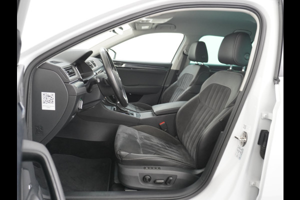 Škoda Superb Combi T-150PK AUT-7 Wegklapb.Trekh.Virtual Cockpit Apple Carplay Android Camera 1/2 Leer-Alcantara Memory Seats Navi Ecc Cruise  Keyless DAB Privacy Glas Lmv 18" Elek.Achterklep Business Upgrade Function Pakket DSG-7 Regen-Lichtsensor Wifi Voorruitverwarming Zeer compleet! 1e Eigenaar, Origineel Nederlands, 250Nm/1500Tpm 1.600KG Trekgewicht € 44.000 nieuw
