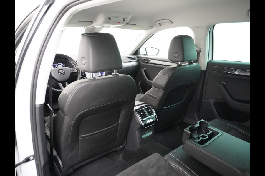 Škoda Superb Combi T-150PK AUT-7 Wegklapb.Trekh.Virtual Cockpit Apple Carplay Android Camera 1/2 Leer-Alcantara Memory Seats Navi Ecc Cruise  Keyless DAB Privacy Glas Lmv 18" Elek.Achterklep Business Upgrade Function Pakket DSG-7 Regen-Lichtsensor Wifi Voorruitverwarming Zeer compleet! 1e Eigenaar, Origineel Nederlands, 250Nm/1500Tpm 1.600KG Trekgewicht € 44.000 nieuw