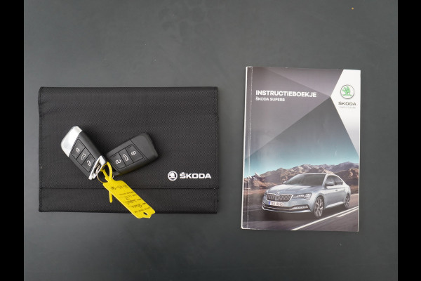 Škoda Superb Combi T-150PK AUT-7 Wegklapb.Trekh.Virtual Cockpit Apple Carplay Android Camera 1/2 Leer-Alcantara Memory Seats Navi Ecc Cruise  Keyless DAB Privacy Glas Lmv 18" Elek.Achterklep Business Upgrade Function Pakket DSG-7 Regen-Lichtsensor Wifi Voorruitverwarming Zeer compleet! 1e Eigenaar, Origineel Nederlands, 250Nm/1500Tpm 1.600KG Trekgewicht € 44.000 nieuw