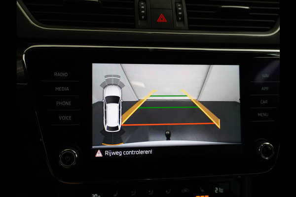 Škoda Superb Combi T-150PK AUT-7 Wegklapb.Trekh.Virtual Cockpit Apple Carplay Android Camera 1/2 Leer-Alcantara Memory Seats Navi Ecc Cruise  Keyless DAB Privacy Glas Lmv 18" Elek.Achterklep Business Upgrade Function Pakket DSG-7 Regen-Lichtsensor Wifi Voorruitverwarming Zeer compleet! 1e Eigenaar, Origineel Nederlands, 250Nm/1500Tpm 1.600KG Trekgewicht € 44.000 nieuw