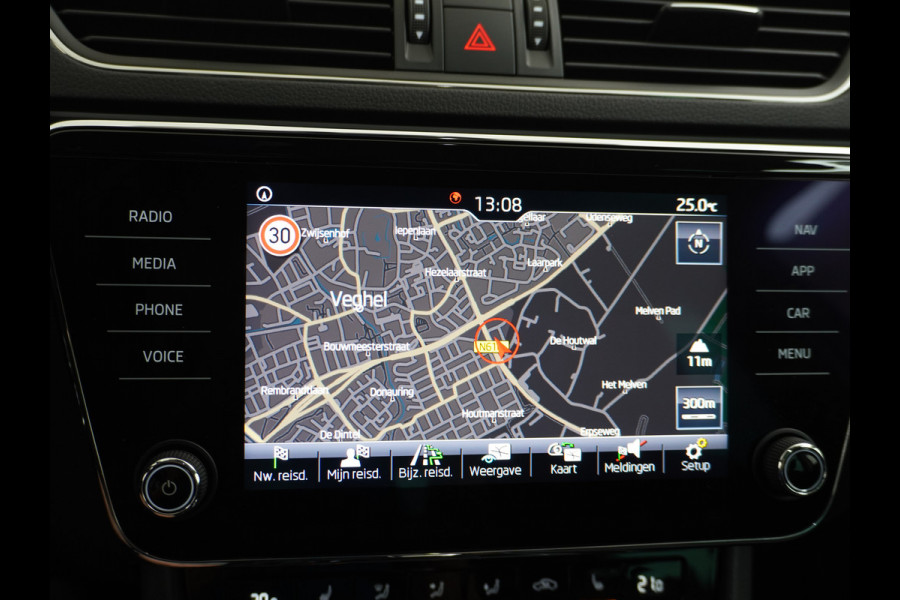 Škoda Superb Combi T-150PK AUT-7 Wegklapb.Trekh.Virtual Cockpit Apple Carplay Android Camera 1/2 Leer-Alcantara Memory Seats Navi Ecc Cruise  Keyless DAB Privacy Glas Lmv 18" Elek.Achterklep Business Upgrade Function Pakket DSG-7 Regen-Lichtsensor Wifi Voorruitverwarming Zeer compleet! 1e Eigenaar, Origineel Nederlands, 250Nm/1500Tpm 1.600KG Trekgewicht € 44.000 nieuw