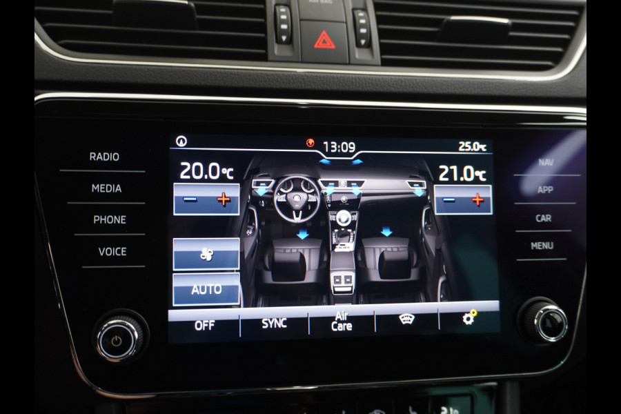 Škoda Superb Combi T-150PK AUT-7 Wegklapb.Trekh.Virtual Cockpit Apple Carplay Android Camera 1/2 Leer-Alcantara Memory Seats Navi Ecc Cruise  Keyless DAB Privacy Glas Lmv 18" Elek.Achterklep Business Upgrade Function Pakket DSG-7 Regen-Lichtsensor Wifi Voorruitverwarming Zeer compleet! 1e Eigenaar, Origineel Nederlands, 250Nm/1500Tpm 1.600KG Trekgewicht € 44.000 nieuw