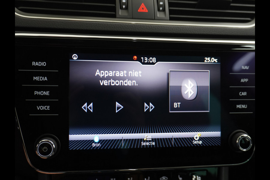 Škoda Superb Combi T-150PK AUT-7 Wegklapb.Trekh.Virtual Cockpit Apple Carplay Android Camera 1/2 Leer-Alcantara Memory Seats Navi Ecc Cruise  Keyless DAB Privacy Glas Lmv 18" Elek.Achterklep Business Upgrade Function Pakket DSG-7 Regen-Lichtsensor Wifi Voorruitverwarming Zeer compleet! 1e Eigenaar, Origineel Nederlands, 250Nm/1500Tpm 1.600KG Trekgewicht € 44.000 nieuw