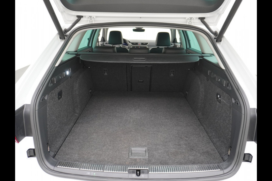 Škoda Superb Combi T-150PK AUT-7 Wegklapb.Trekh.Virtual Cockpit Apple Carplay Android Camera 1/2 Leer-Alcantara Memory Seats Navi Ecc Cruise  Keyless DAB Privacy Glas Lmv 18" Elek.Achterklep Business Upgrade Function Pakket DSG-7 Regen-Lichtsensor Wifi Voorruitverwarming Zeer compleet! 1e Eigenaar, Origineel Nederlands, 250Nm/1500Tpm 1.600KG Trekgewicht € 44.000 nieuw