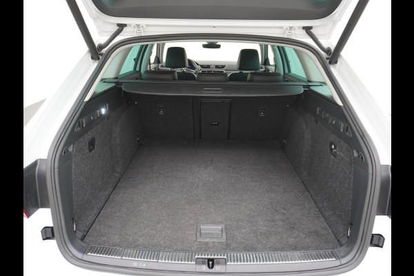 Škoda Superb Combi T-150PK AUT-7 Wegklapb.Trekh.Virtual Cockpit Apple Carplay Android Camera 1/2 Leer-Alcantara Memory Seats Navi Ecc Cruise  Keyless DAB Privacy Glas Lmv 18" Elek.Achterklep Business Upgrade Function Pakket DSG-7 Regen-Lichtsensor Wifi Voorruitverwarming Zeer compleet! 1e Eigenaar, Origineel Nederlands, 250Nm/1500Tpm 1.600KG Trekgewicht € 44.000 nieuw