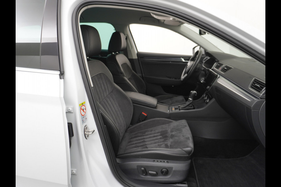 Škoda Superb Combi T-150PK AUT-7 Wegklapb.Trekh.Virtual Cockpit Apple Carplay Android Camera 1/2 Leer-Alcantara Memory Seats Navi Ecc Cruise  Keyless DAB Privacy Glas Lmv 18" Elek.Achterklep Business Upgrade Function Pakket DSG-7 Regen-Lichtsensor Wifi Voorruitverwarming Zeer compleet! 1e Eigenaar, Origineel Nederlands, 250Nm/1500Tpm 1.600KG Trekgewicht € 44.000 nieuw