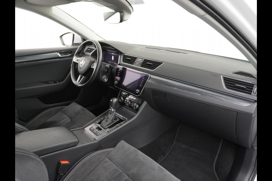 Škoda Superb Combi T-150PK AUT-7 Wegklapb.Trekh.Virtual Cockpit Apple Carplay Android Camera 1/2 Leer-Alcantara Memory Seats Navi Ecc Cruise  Keyless DAB Privacy Glas Lmv 18" Elek.Achterklep Business Upgrade Function Pakket DSG-7 Regen-Lichtsensor Wifi Voorruitverwarming Zeer compleet! 1e Eigenaar, Origineel Nederlands, 250Nm/1500Tpm 1.600KG Trekgewicht € 44.000 nieuw