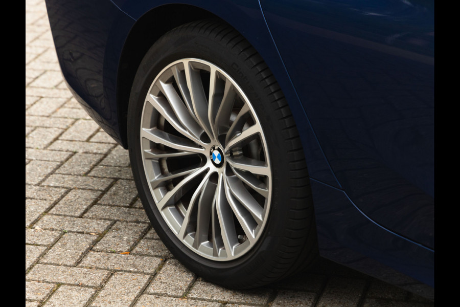 BMW 3-serie 330e Luxury Line - Dak - ACC - Head-Up - Camera - Sportstoelen - Hifi
