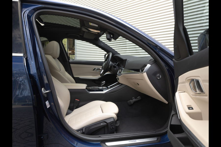 BMW 3-serie 330e Luxury Line - Dak - ACC - Head-Up - Camera - Sportstoelen - Hifi