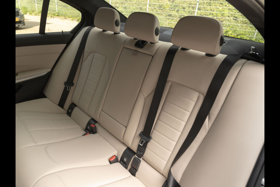 BMW 3-serie 330e Luxury Line - Dak - ACC - Head-Up - Camera - Sportstoelen - Hifi