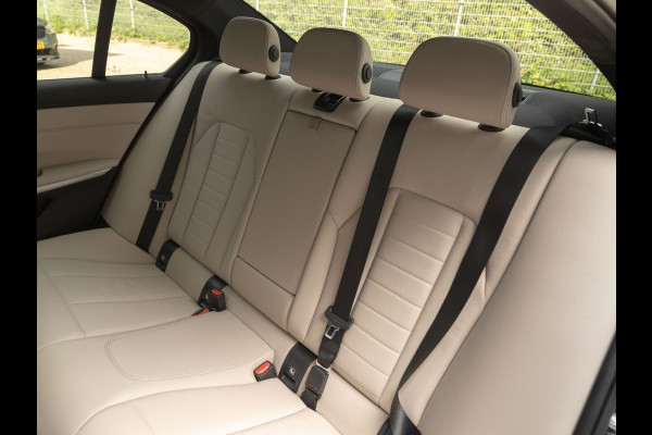 BMW 3-serie 330e Luxury Line - Dak - ACC - Head-Up - Camera - Sportstoelen - Hifi