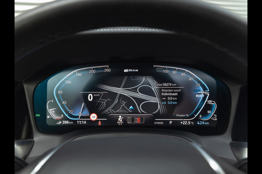 BMW 3-serie 330e Luxury Line - Dak - ACC - Head-Up - Camera - Sportstoelen - Hifi
