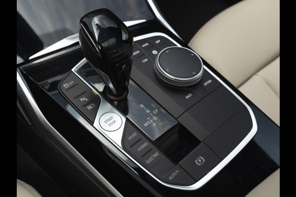 BMW 3-serie 330e Luxury Line - Dak - ACC - Head-Up - Camera - Sportstoelen - Hifi