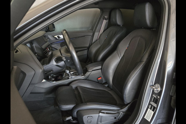 BMW 1-serie 118i High Executive Edition M SPORT | 19 INCH LM VELGEN | LEDER | CAMERA | SPORTSTOELEN |