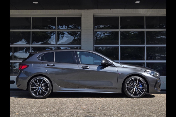 BMW 1-serie 118i High Executive Edition M SPORT | 19 INCH LM VELGEN | LEDER | CAMERA | SPORTSTOELEN |