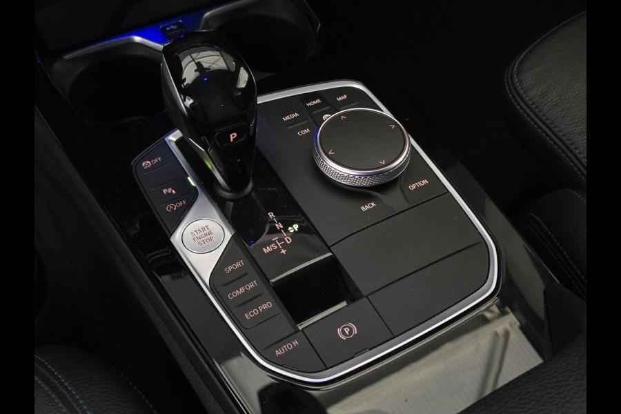 BMW 1-serie 118i High Executive Edition M SPORT | 19 INCH LM VELGEN | LEDER | CAMERA | SPORTSTOELEN |