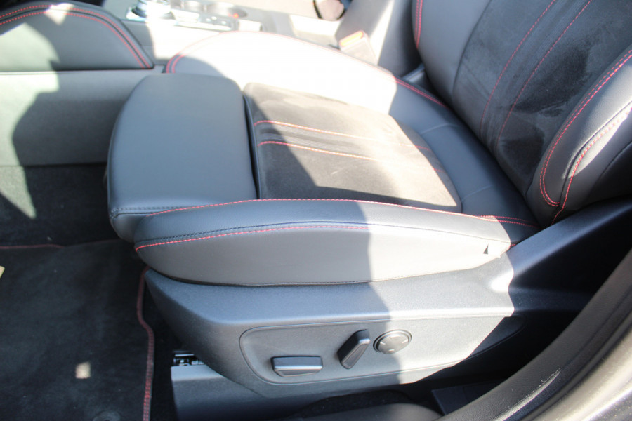 Ford Kuga 2.5-243pk PHEV ST-Line X. Nieuwste model ! Van €. 54.937,- voor €. 44.450,- ! Trekgewicht van 2.100kg ! Schuif / kanteldak Elektrisch inklapbare Trekhaak,  AGR Stoelen voor L+R, 360 Camera, HUB, Apple/Androidauto, Elektrisch verstelbare stoelen, LED V+A, Trekgewicht 2100kg !