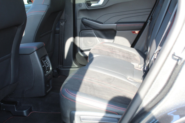 Ford Kuga 2.5-243pk PHEV ST-Line X. Nieuwste model ! Van €. 54.937,- voor €. 44.450,- ! Trekgewicht van 2.100kg ! Schuif / kanteldak Elektrisch inklapbare Trekhaak,  AGR Stoelen voor L+R, 360 Camera, HUB, Apple/Androidauto, Elektrisch verstelbare stoelen, LED V+A, Trekgewicht 2100kg !