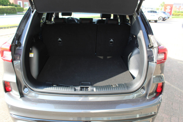 Ford Kuga 2.5-243pk PHEV ST-Line X. Nieuwste model ! Van €. 54.937,- voor €. 44.450,- ! Trekgewicht van 2.100kg ! Schuif / kanteldak Elektrisch inklapbare Trekhaak,  AGR Stoelen voor L+R, 360 Camera, HUB, Apple/Androidauto, Elektrisch verstelbare stoelen, LED V+A, Trekgewicht 2100kg !