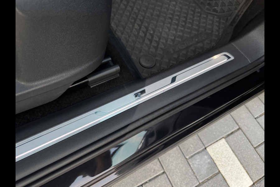 Volkswagen Tiguan 2.0 TSI 4Motion R-Line 230 PK | Camera | PANO | NAV |