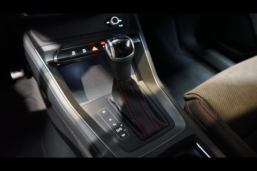 Audi Q3 35 TFSI 3x S-Line Black Optik AUTOMAAT-ALCANTARA-AUDI SOUND-CAMERA-MATRIX LED-STOELVERWARMING