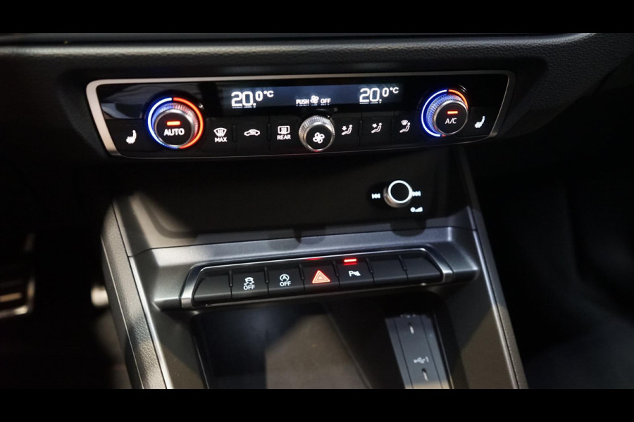 Audi Q3 35 TFSI 3x S-Line Black Optik AUTOMAAT-ALCANTARA-AUDI SOUND-CAMERA-MATRIX LED-STOELVERWARMING