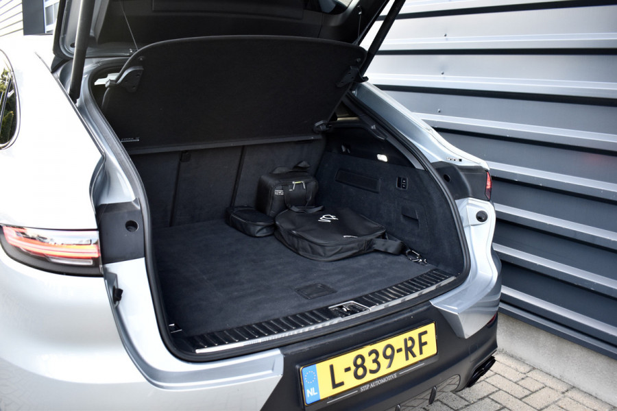 Porsche Cayenne Coupé 3.0 E-Hybrid 462pk Lightweight Package | Carbon Pack | 22'' Velgen | Keramisch | Techart voorbumper | PDLS+ Matrix | 360 Camera | Bose | Sportuitlaat |