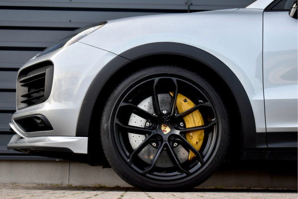 Porsche Cayenne Coupé 3.0 E-Hybrid 462pk Lightweight Package | Carbon Pack | 22'' Velgen | Keramisch | Techart voorbumper | PDLS+ Matrix | 360 Camera | Bose | Sportuitlaat |