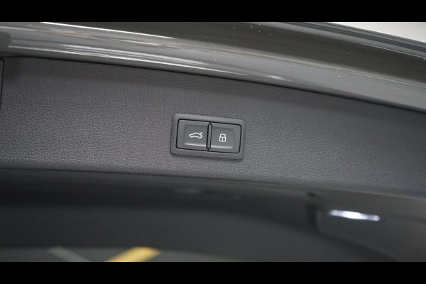 Audi Q3 35 TFSI 3x S-Line Black Optik AUTOMAAT-ACC-ALCANTARA-AUDI SOUND-AMBIANCE-CAMERA-DAB-DRIVE SELECT-KEYLESS-MATRIX LED