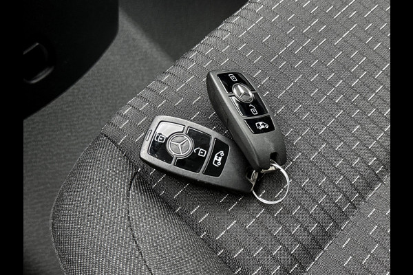 Mercedes-Benz Vito 116 CDI L2 Pro zwart Camera met parkeersensoren Trekhaak 2500kg Betimmering + laadvloer Stoelverwarming