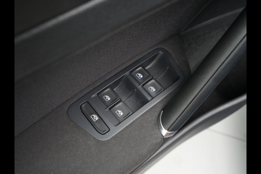 Volkswagen Golf 1.0 TSI 110pk DSG Comfortline Navigatie Trekhaak Camera Acc 335