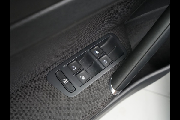 Volkswagen Golf 1.0 TSI 110pk DSG Comfortline Navigatie Trekhaak Camera Acc 335