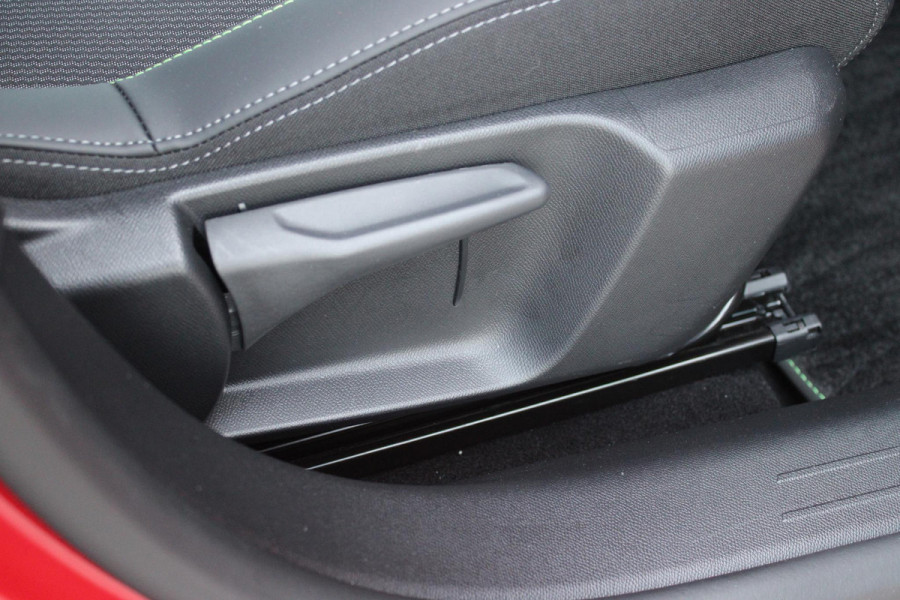 Peugeot 208 1.2 Hybrid 145PK e-DCS6 GT | NAVIGATIE | DRAADLOZE APPLE CARPLAY/ANDROID AUTO | CAMERA VOOR + ACHTER | FULL LED KOPLAMPEN | LICHTMETALEN VELGEN 17" | DODEHOEK DETECTIE | DRAADLOZE TELEFOONLADER | KEYLESS ENTRY/START | DAB+ RADIO | ADAPTIVE CRUISE CONTROL |
