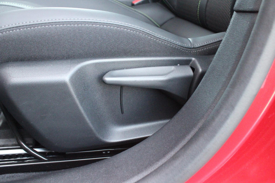 Peugeot 208 1.2 Hybrid 145PK e-DCS6 GT | NAVIGATIE | DRAADLOZE APPLE CARPLAY/ANDROID AUTO | CAMERA VOOR + ACHTER | FULL LED KOPLAMPEN | LICHTMETALEN VELGEN 17" | DODEHOEK DETECTIE | DRAADLOZE TELEFOONLADER | KEYLESS ENTRY/START | DAB+ RADIO | ADAPTIVE CRUISE CONTROL |
