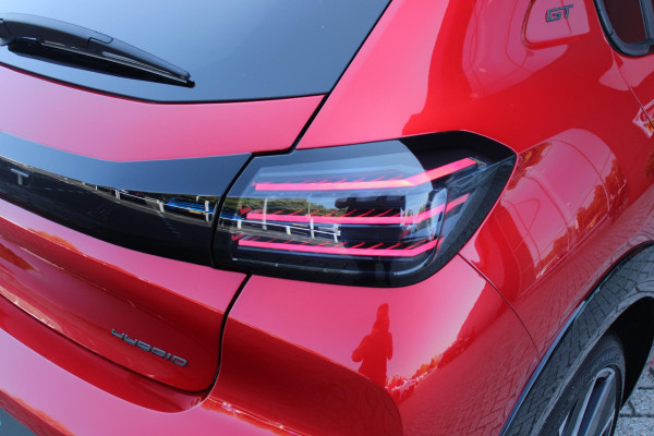 Peugeot 208 1.2 Hybrid 145PK e-DCS6 GT | NAVIGATIE | DRAADLOZE APPLE CARPLAY/ANDROID AUTO | CAMERA VOOR + ACHTER | FULL LED KOPLAMPEN | LICHTMETALEN VELGEN 17" | DODEHOEK DETECTIE | DRAADLOZE TELEFOONLADER | KEYLESS ENTRY/START | DAB+ RADIO | ADAPTIVE CRUISE CONTROL |
