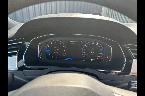 Volkswagen Passat 1.5 TSI Elegance Business R Line