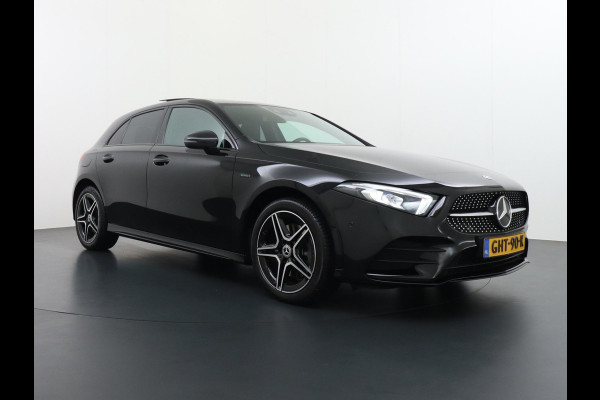 Mercedes-Benz A-Klasse 250 e Business Solution AMG Limited PHEV PLUG-IN HYBRIDE| PANORAMA DAK | AMBILIGHT | STOELVERWARMING | CAMERA | BLACK OPTIC PAKKET | WIDESCREEN DISPLAY | APPLE CARPLAY | RIJKLAAR MET 12 MND BOVAG GARANTIE |
