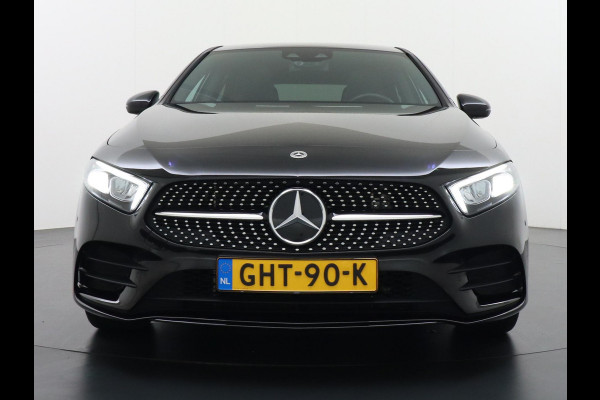 Mercedes-Benz A-Klasse 250 e Business Solution AMG Limited PHEV PLUG-IN HYBRIDE| PANORAMA DAK | AMBILIGHT | STOELVERWARMING | CAMERA | BLACK OPTIC PAKKET | WIDESCREEN DISPLAY | APPLE CARPLAY | RIJKLAAR MET 12 MND BOVAG GARANTIE |