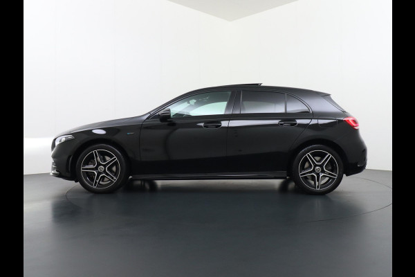 Mercedes-Benz A-Klasse 250 e Business Solution AMG Limited PHEV PLUG-IN HYBRIDE| PANORAMA DAK | AMBILIGHT | STOELVERWARMING | CAMERA | BLACK OPTIC PAKKET | WIDESCREEN DISPLAY | APPLE CARPLAY | RIJKLAAR MET 12 MND BOVAG GARANTIE |