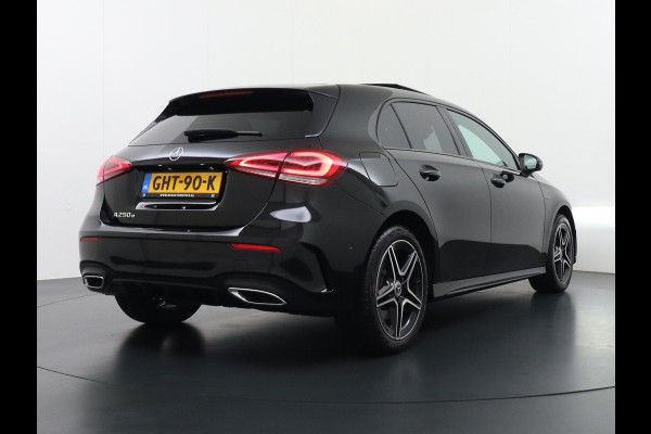 Mercedes-Benz A-Klasse 250 e Business Solution AMG Limited PHEV PLUG-IN HYBRIDE| PANORAMA DAK | AMBILIGHT | STOELVERWARMING | CAMERA | BLACK OPTIC PAKKET | WIDESCREEN DISPLAY | APPLE CARPLAY | RIJKLAAR MET 12 MND BOVAG GARANTIE |