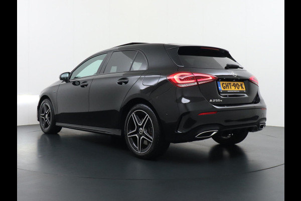 Mercedes-Benz A-Klasse 250 e Business Solution AMG Limited PHEV PLUG-IN HYBRIDE| PANORAMA DAK | AMBILIGHT | STOELVERWARMING | CAMERA | BLACK OPTIC PAKKET | WIDESCREEN DISPLAY | APPLE CARPLAY | RIJKLAAR MET 12 MND BOVAG GARANTIE |