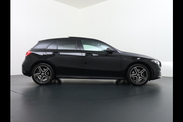 Mercedes-Benz A-Klasse 250 e Business Solution AMG Limited PHEV PLUG-IN HYBRIDE| PANORAMA DAK | AMBILIGHT | STOELVERWARMING | CAMERA | BLACK OPTIC PAKKET | WIDESCREEN DISPLAY | APPLE CARPLAY | RIJKLAAR MET 12 MND BOVAG GARANTIE |