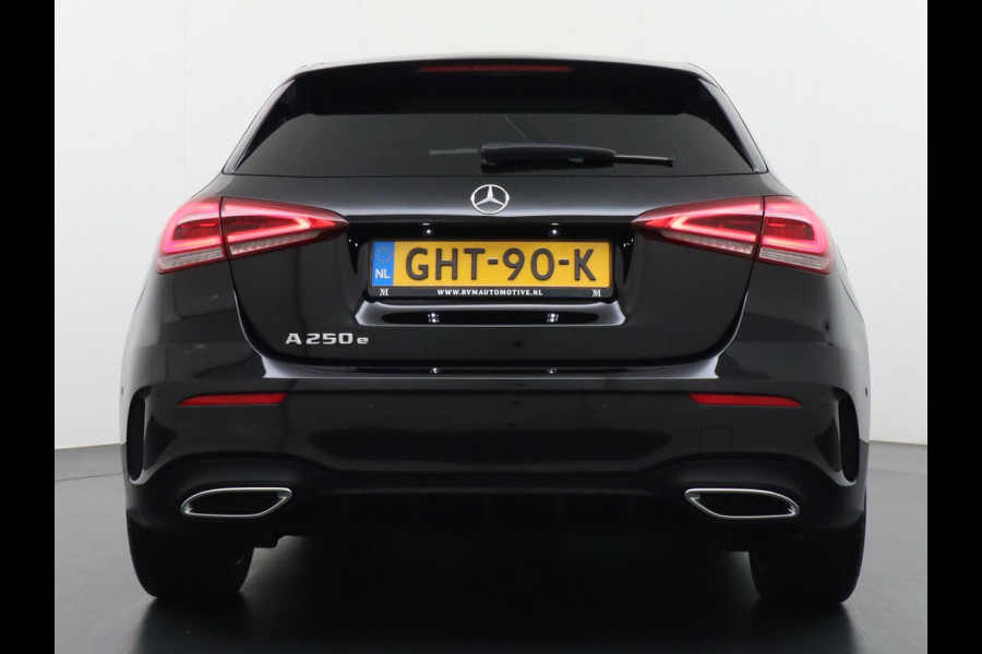 Mercedes-Benz A-Klasse 250 e Business Solution AMG Limited PHEV PLUG-IN HYBRIDE| PANORAMA DAK | AMBILIGHT | STOELVERWARMING | CAMERA | BLACK OPTIC PAKKET | WIDESCREEN DISPLAY | APPLE CARPLAY | RIJKLAAR MET 12 MND BOVAG GARANTIE |