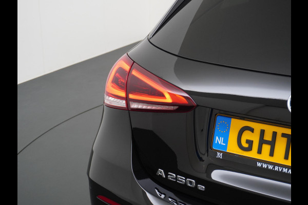 Mercedes-Benz A-Klasse 250 e Business Solution AMG Limited PHEV PLUG-IN HYBRIDE| PANORAMA DAK | AMBILIGHT | STOELVERWARMING | CAMERA | BLACK OPTIC PAKKET | WIDESCREEN DISPLAY | APPLE CARPLAY | RIJKLAAR MET 12 MND BOVAG GARANTIE |