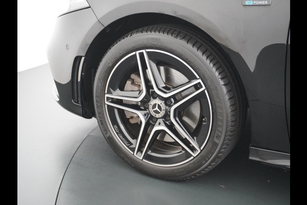 Mercedes-Benz A-Klasse 250 e Business Solution AMG Limited PHEV PLUG-IN HYBRIDE| PANORAMA DAK | AMBILIGHT | STOELVERWARMING | CAMERA | BLACK OPTIC PAKKET | WIDESCREEN DISPLAY | APPLE CARPLAY | RIJKLAAR MET 12 MND BOVAG GARANTIE |
