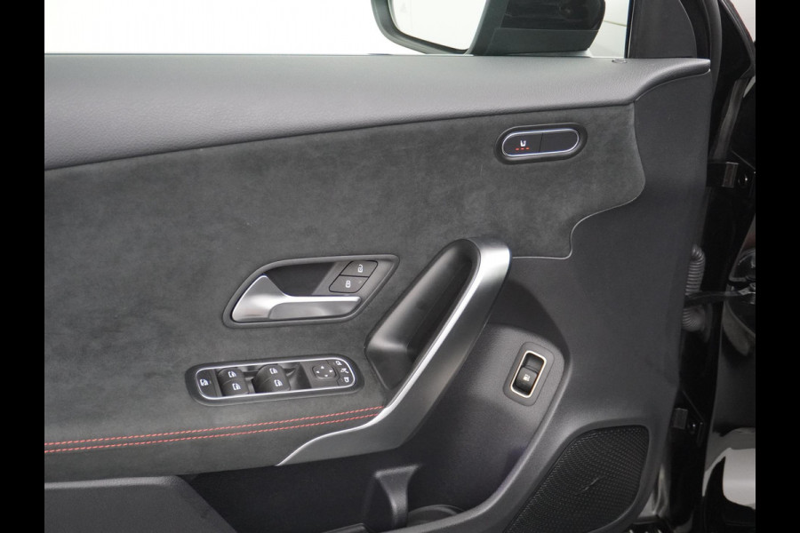 Mercedes-Benz A-Klasse 250 e Business Solution AMG Limited PHEV PLUG-IN HYBRIDE| PANORAMA DAK | AMBILIGHT | STOELVERWARMING | CAMERA | BLACK OPTIC PAKKET | WIDESCREEN DISPLAY | APPLE CARPLAY | RIJKLAAR MET 12 MND BOVAG GARANTIE |